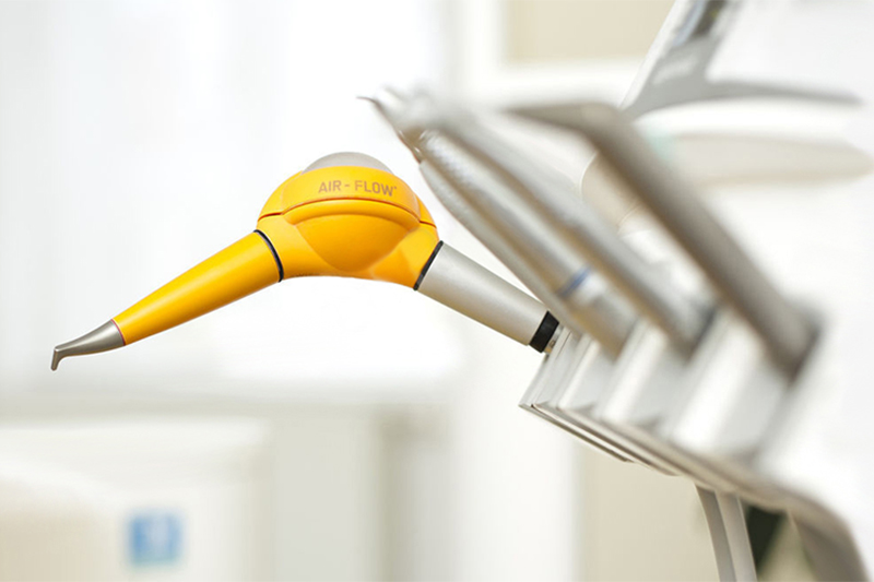 Чистка зубів у стоматолога Запоріжжя